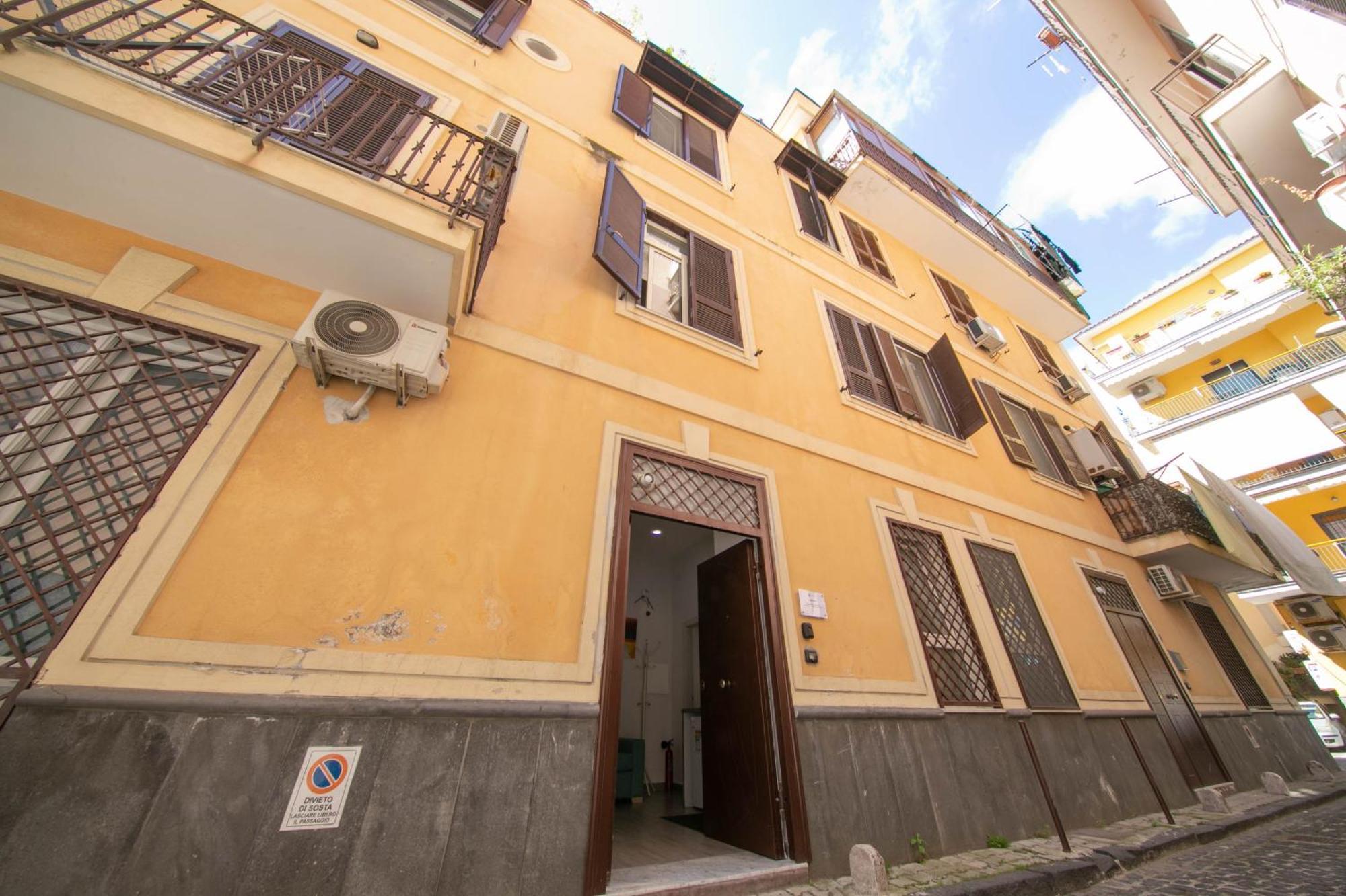 Casa Vacanze Alma B&B Grazioso Appartamento Sul Lungomare Di Pozzuoli A 300Mt Dal Centro E Dal Rione Terra By Movery Bagian luar foto
