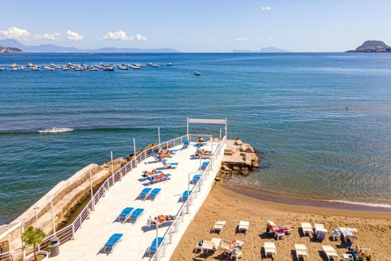 Casa Vacanze Alma B&B Grazioso Appartamento Sul Lungomare Di Pozzuoli A 300Mt Dal Centro E Dal Rione Terra By Movery Bagian luar foto